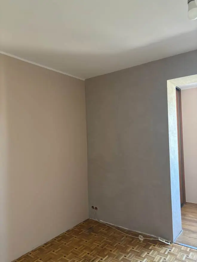 Wykończone ściany w pokoju